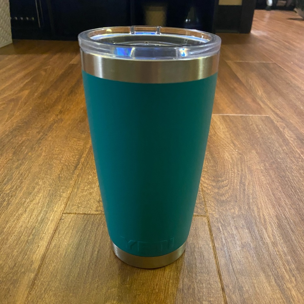 Yeti 20oz tumbler!
Very lightly used!